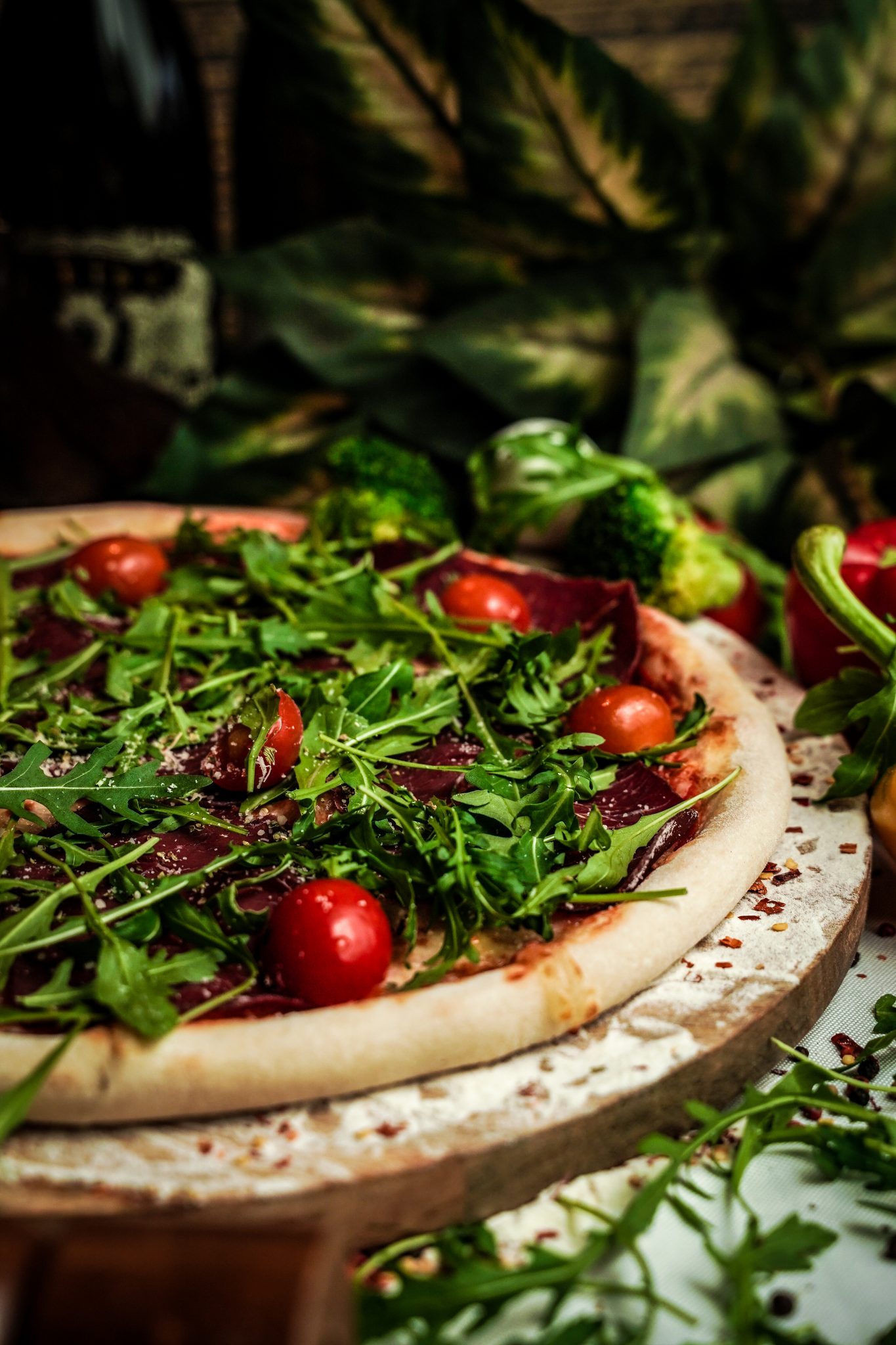 Servierte Pizza und Getränke