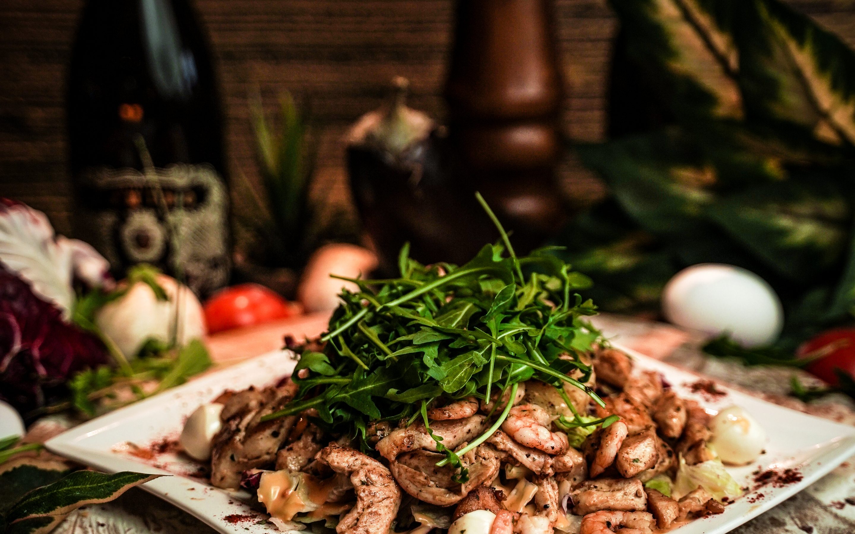 Gäste genießen Pizza im Restaurant